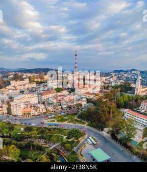 Vue aérienne de la ville de Dalat. La ville est située sur le plateau de Langbian dans les parties sud de la région des Highlands centraux du Vietnam Banque D'Images