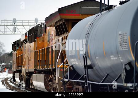 West Chicago, Illinois, États-Unis. Un train de fret Union Pacific Railroad se dirige vers une tour de signalisation. Banque D'Images