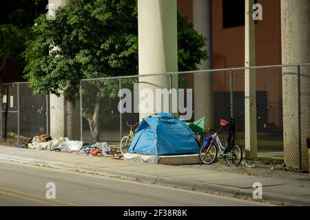 Tentes au centre-ville de Miami avec des sans-abri vivant sur le rues Banque D'Images