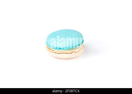 Macaron français isolé sur fond blanc. Banque D'Images