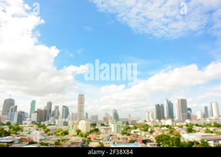 Image floue des bâtiments de la ville avec ciel bleu et nuages comme arrière-plan - Bankgkok, Thaïlande Banque D'Images