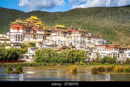 Vue latérale pittoresque du monastère de Songzanlin sur le fond de la montagne Journée ensoleillée à Shangri-la Yunnan en Chine Banque D'Images