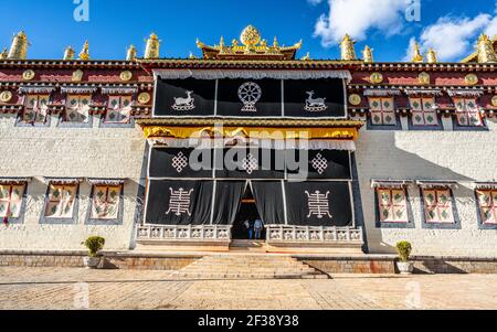 Monastère de Songzanlin bâtiment principal vue sur la façade appelée salle de maître Tsongkhapa Et ciel bleu à Shangri-la Yunnan Chine Banque D'Images