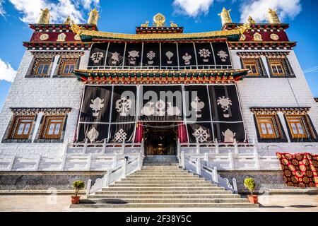 La façade du monastère de Songzanlin s'appelle Jaya Khamtsen à Shangri-la Yunnan Chine Banque D'Images