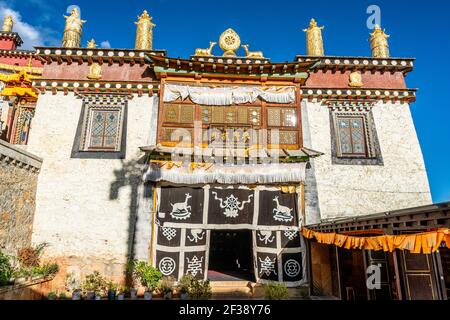 Shangila Chine , 8 octobre 2020 : salle de monastère Songzanlin vue de façade appelée Chatreng Khamtsen à Shangri-la Yunnan Chine Banque D'Images