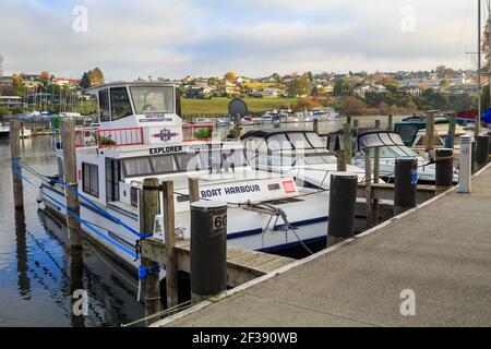 Un port de plaisance à Taupo, Nouvelle-Zélande. Il y a une péniche à louer, avec un logo Airbnb Banque D'Images