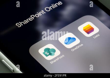 Les applications mobiles SharePoint, OneDrive et Lists, les services de base du plan Microsoft SharePoint Online, sont visibles sur un iPhone. Banque D'Images