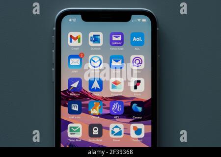 Diverses applications de messagerie sont visibles sur un iPhone : Gmail, Outlook, Yahoo Mail, AOL, Apple Mail, Airmail, Edison, Spike, Newton, Spark, Polymail, recto, courrier... Banque D'Images