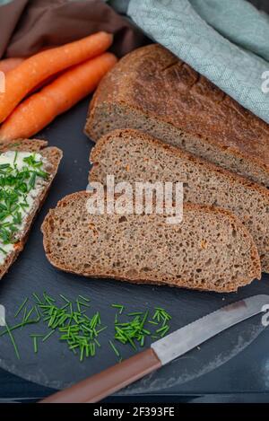 pain de carottes fait maison. Fait maison de Sourdough et de blé Banque D'Images