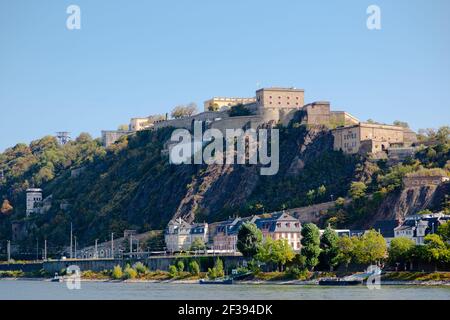 Vue sur le Rhin jusqu'à la forteresse 'Ehrenbreitstein' à Koblenz, en Allemagne, par une journée ensoleillée avec un ciel bleu clair Banque D'Images