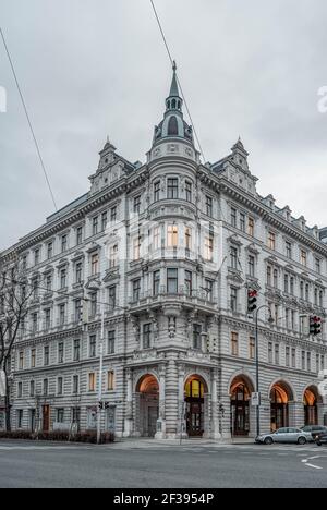 Vienne, Autriche - 7 février 2020 : vue sur la rue du Palais Obentraut près de l'hôtel de ville en hiver le matin Banque D'Images