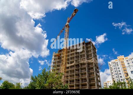 Immeuble de plusieurs étages en construction (nouveau complexe résidentiel). Chantier de construction en cours de rénovation dans le district de Cheryomushki, Moscou, Russie Banque D'Images