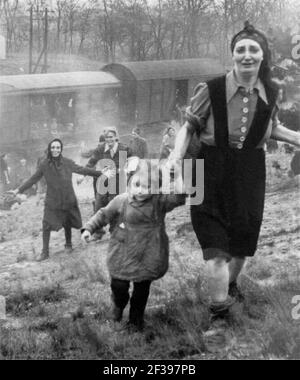 Les prisonniers sont expédiés vers l'est par train depuis le camp de concentration de Bergen-Belsen, libéré par les membres du 743e Bataillon de chars près de Farsleben, Allemagne, le 13 avril 1945. Banque D'Images