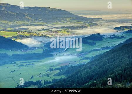 Géographie / Voyage, Allemagne, Bavière, panorama depuis le Schattenberg (pic) dans la vallée de l'Iller, Allgae, liberté de panorama Banque D'Images