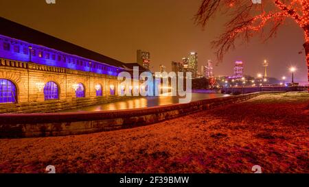 Paysage panoramique nocturne des chutes du Niagara illuminé par des lumières colorées. Ontario, Canada Banque D'Images