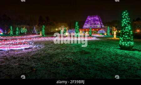 Paysage panoramique nocturne des chutes du Niagara illuminé par des lumières colorées. Ontario, Canada Banque D'Images