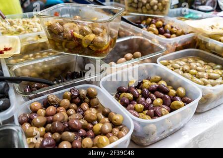 Assortiment d'olives vendues sur un marché de rue agricole traditionnel. Banque D'Images