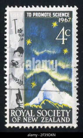 NOUVELLE-ZÉLANDE - VERS 1967: Timbre imprimé par la Nouvelle-Zélande, montre Mt. Aspiring, aurora australis et Southern Cross, vers 1967 Banque D'Images