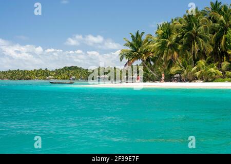 Île paradisiaque tropicale Ile aux Nattes avec sable blanc, ciel bleu, palmiers, mer émeraude. Madagascar Banque D'Images