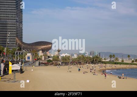 Géographie / Voyage, Espagne, Barcelone, Platja de la Barceloneta et port Olimpic avec poisson d'or PE, Additional-Rights-Clearance-Info-not-available Banque D'Images