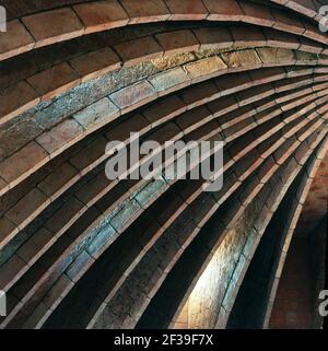 Casa Milà (la Pedrera), obra de Antoni Gaudí en Barcelone. Detalle de los arcos parabólicos del desván. Banque D'Images