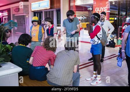 GATEN MATARAZZO, CALEB MCLAUGHLIN, ROSS DUFFER et NOAH SCHNAPP in STRANGER THINGS (2016), réalisé par MATT DUFFER et ROSS DUFFER. Saison 3 x 8. Crédit: 21 TOURS ENT/MONKEY MASSACRE / Album Banque D'Images