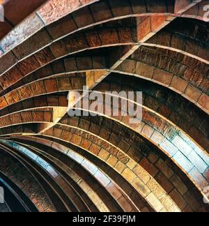 Casa Milà (la Pedrera), obra de Antoni Gaudí en Barcelone. Detalle de los arcos parabólicos del desván. Banque D'Images