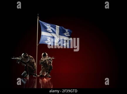 Concept de conflit militaire avec des statues de soldats et le drapeau national de la Martinique. Illustration de l'idée de coup d'État. Deux gardes défendant le symbole o Banque D'Images