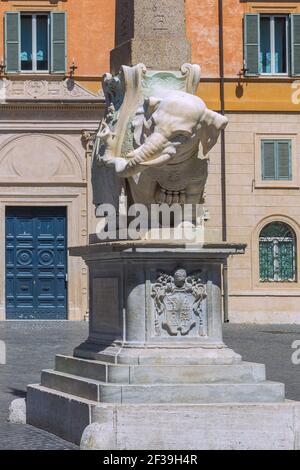 Géographie / voyage, Italie, Latium, Rome, plaza della minerva, obélisque avec statue d'éléphant de Gian Lore, droits supplémentaires-déstockage-Info-non-disponible Banque D'Images