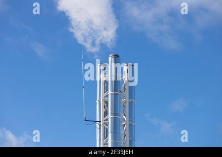 tuyaux de chaudière en argent contre le ciel bleu. Photo de haute qualité Banque D'Images