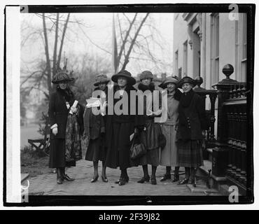 Les femmes éminentes à la conférence sur l'égalité des droits au Parti de la femme. De gauche à R- Mme Agnes Morey, Brookline, Mass.; Mlle Katherine Morey, Brookline, Masse & Président d'Etat du Parti de la femme ; Elsie Banque D'Images