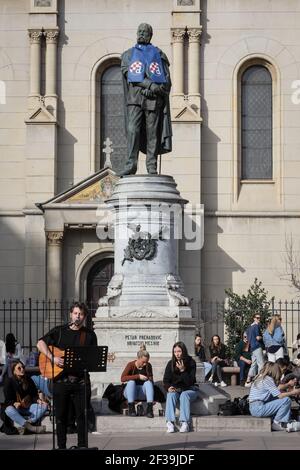 Le monument du poète croate Petar Prerdovic eradon Flower Square a été couvert de foulard de Dinamo, avant le match de football entre Dinamo et Krasnodar. Banque D'Images