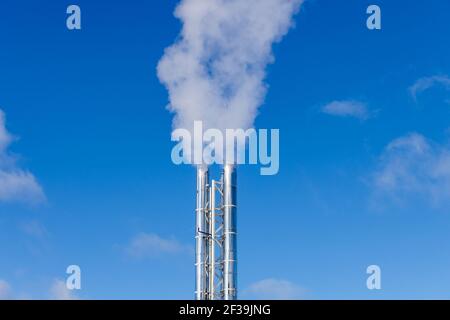 cheminées argentées avec fumée. chaufferie de travail. Pollution. Photo de haute qualité Banque D'Images