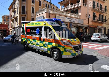 Vue générale de Ventimiglia, Italie, le 15 mars 2021. Ventimiglia est entré dans la zone orange alors que les Italiens se réveillaient lundi matin au début d'un nouveau verrouillage Covid-19. Onze régions ont maintenant été désignées zones à haut risque avec tout fermé à l'exception des services essentiels.le confinement sera prolongé à l'échelle nationale pour couvrir le week-end de Pâques en avril, pour la deuxième année consécutive. Photo de Lionel Urman/ABACAPRESS.COM UN groupe de migrants s'assoient sur la rive à Ventimiglia, en Italie, le 15 mars 2021. Banque D'Images