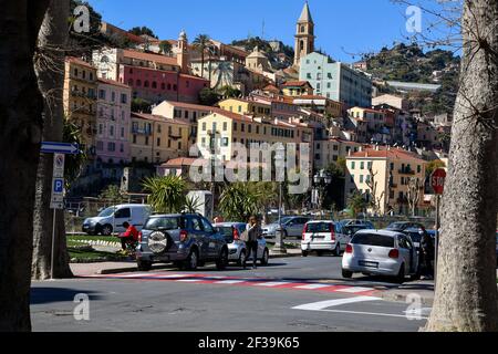 Vue générale de Ventimiglia, Italie, le 15 mars 2021. Ventimiglia est entré dans la zone orange alors que les Italiens se réveillaient lundi matin au début d'un nouveau verrouillage Covid-19. Onze régions ont maintenant été désignées zones à haut risque avec tout fermé à l'exception des services essentiels.le confinement sera prolongé à l'échelle nationale pour couvrir le week-end de Pâques en avril, pour la deuxième année consécutive. Photo de Lionel Urman/ABACAPRESS.COM UN groupe de migrants s'assoient sur la rive à Ventimiglia, en Italie, le 15 mars 2021. Banque D'Images