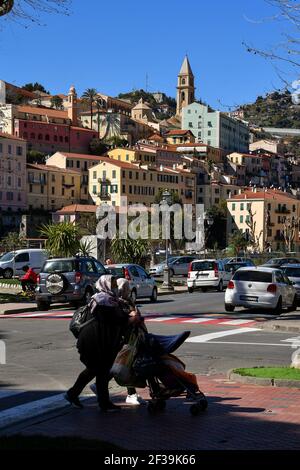 Vue générale de Ventimiglia, Italie, le 15 mars 2021. Ventimiglia est entré dans la zone orange alors que les Italiens se réveillaient lundi matin au début d'un nouveau verrouillage Covid-19. Onze régions ont maintenant été désignées zones à haut risque avec tout fermé à l'exception des services essentiels.le confinement sera prolongé à l'échelle nationale pour couvrir le week-end de Pâques en avril, pour la deuxième année consécutive. Photo de Lionel Urman/ABACAPRESS.COM UN groupe de migrants s'assoient sur la rive à Ventimiglia, en Italie, le 15 mars 2021. Banque D'Images