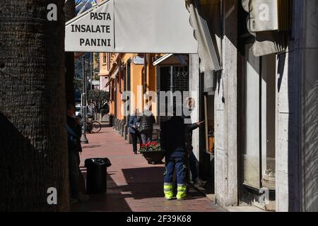 Vue générale de Ventimiglia, Italie, le 15 mars 2021. Ventimiglia est entré dans la zone orange alors que les Italiens se réveillaient lundi matin au début d'un nouveau verrouillage Covid-19. Onze régions ont maintenant été désignées zones à haut risque avec tout fermé à l'exception des services essentiels.le confinement sera prolongé à l'échelle nationale pour couvrir le week-end de Pâques en avril, pour la deuxième année consécutive. Photo de Lionel Urman/ABACAPRESS.COM UN groupe de migrants s'assoient sur la rive à Ventimiglia, en Italie, le 15 mars 2021. Banque D'Images