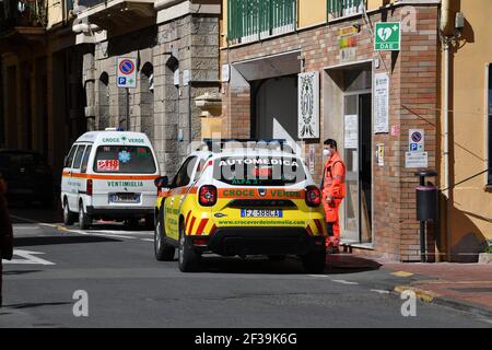 Vue générale de Ventimiglia, Italie, le 15 mars 2021. Ventimiglia est entré dans la zone orange alors que les Italiens se réveillaient lundi matin au début d'un nouveau verrouillage Covid-19. Onze régions ont maintenant été désignées zones à haut risque avec tout fermé à l'exception des services essentiels.le confinement sera prolongé à l'échelle nationale pour couvrir le week-end de Pâques en avril, pour la deuxième année consécutive. Photo de Lionel Urman/ABACAPRESS.COM UN groupe de migrants s'assoient sur la rive à Ventimiglia, en Italie, le 15 mars 2021. Banque D'Images