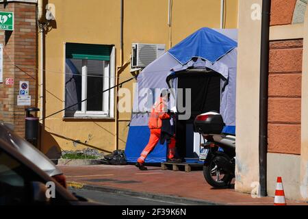 Vue générale de Ventimiglia, Italie, le 15 mars 2021. Ventimiglia est entré dans la zone orange alors que les Italiens se réveillaient lundi matin au début d'un nouveau verrouillage Covid-19. Onze régions ont maintenant été désignées zones à haut risque avec tout fermé à l'exception des services essentiels.le confinement sera prolongé à l'échelle nationale pour couvrir le week-end de Pâques en avril, pour la deuxième année consécutive. Photo de Lionel Urman/ABACAPRESS.COM UN groupe de migrants s'assoient sur la rive à Ventimiglia, en Italie, le 15 mars 2021. Banque D'Images