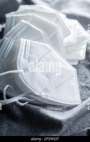 Masque KN95. Masque FFP2 comme protection Covid-19. Masque de protection contre les coronavirus sur la nappe. Banque D'Images