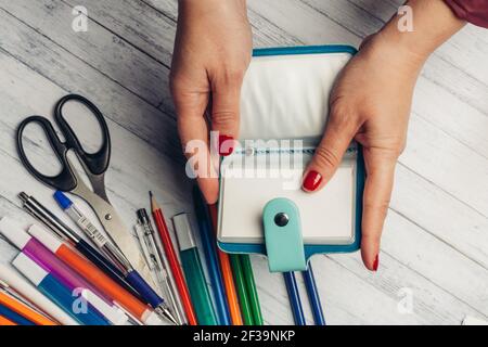 bureau avec papeterie et ciseaux porte-cartes de visite entre les mains Banque D'Images