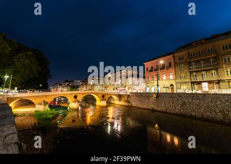 Vue sur le pont latin au-dessus de la rivière Miljacka Banque D'Images