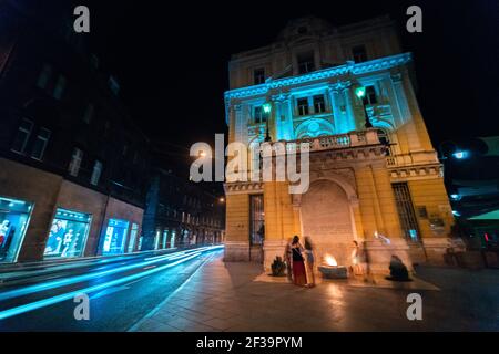 Femmes debout près de la flamme éternelle dans la rue de Sarajevo Banque D'Images