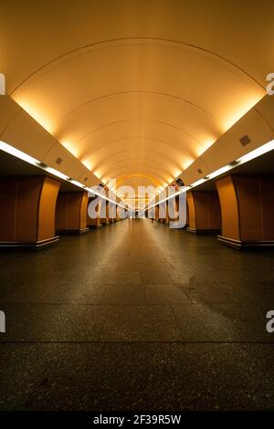 Vue intérieure sur le couloir de la station de métro, Prague Banque D'Images
