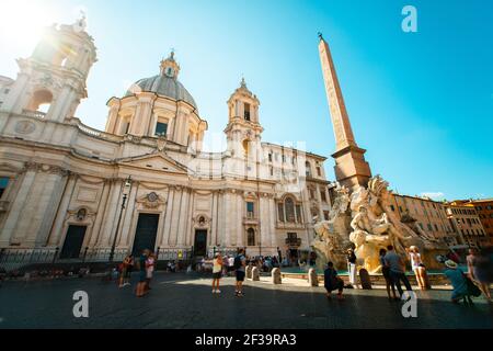 Vue à angle bas des gens à Sant'Agnese à Agon et à la fontaine de Fiumi, Rome Banque D'Images