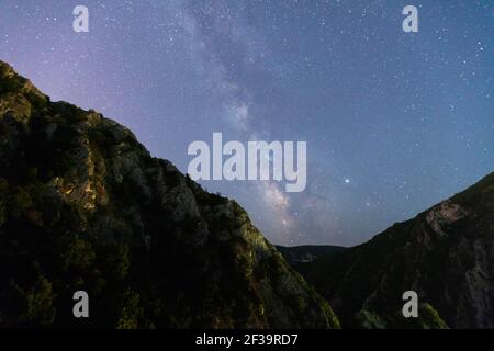 Vue panoramique du ciel étoilé sur la montagne la nuit, Canyon Matka, Skopje, Macédoine du Nord Banque D'Images