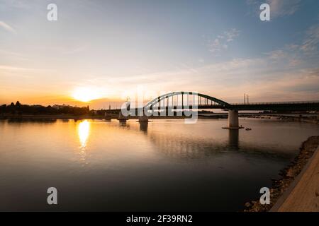 Vue sur le vieux pont de Sava sur la rivière Sava dans la ville de Belgrade Banque D'Images