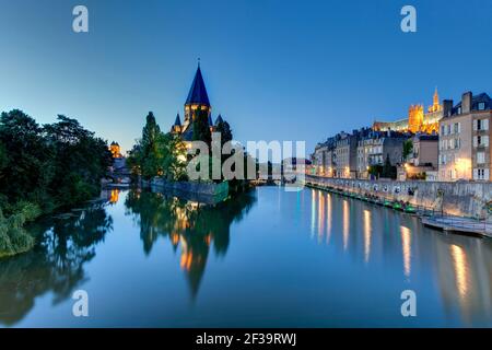 Metz (nord-est de la France) : façades de bâtiments le long de la Moselle et "Temple neuf", église protestante du centre-ville Banque D'Images