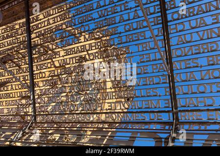 Metz (nord-est de la France) : cathédrale de Metz ou cathédrale Saint-Étienne (cathédrale Saint-Étienne-de-Metz), style gothique flamboyant. Vue de "place Banque D'Images