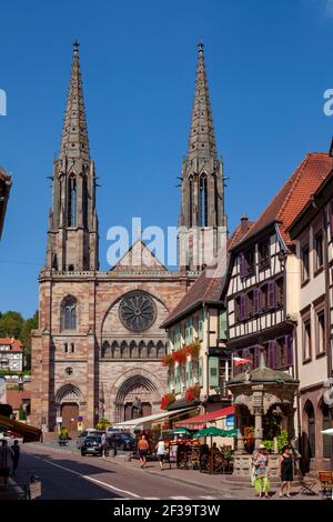 Obernai (nord-est de la France) : l'église Saint-Pierre et Saint-Paul, de style néo-gothique, en grès rose et gris Banque D'Images